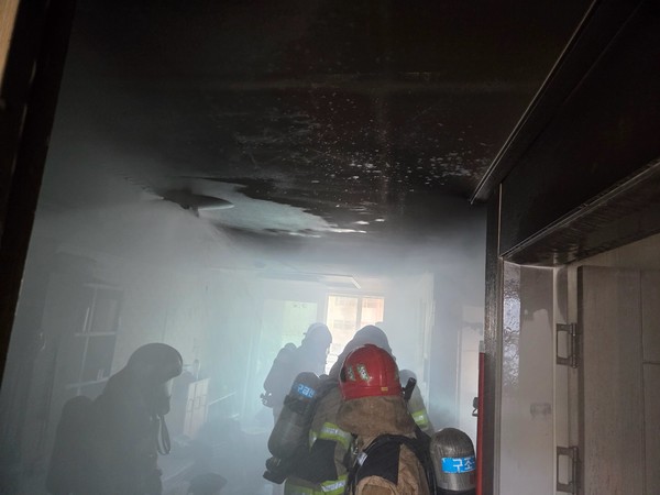 충남 서천소방서는 지난 7일 오후 서천읍 한 아파트에서 발생한 주택 화재를 신속히 진압해 인명피해 없이 진화했다.(사진제공=서천군)