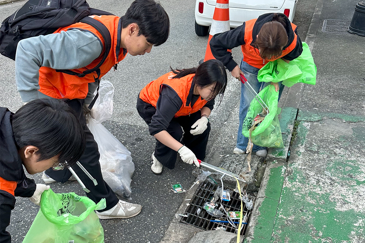 목원대 사회복지학과 학생 등이 교정 주변에서 환경정화 활동을 벌이는 모습. (사진제공=목원대학교)
