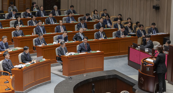7일 국회에서 열린 예산결산특별위원회 전체 회의에 출석한 국무위원들이 더불어민주당 고민정 의원의 질의를 듣고 있다. [사진=연합뉴스]