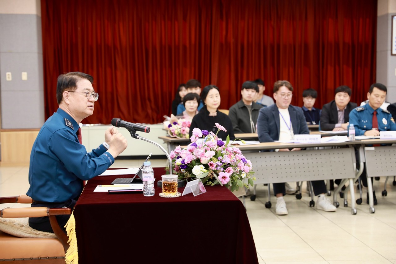 최주원 대전경찰청장이 10일 서부경찰서와 동부경찰서를 차례로 방문해 지역 치안 현황을 점검하고 현장 직원들의 의견을 청취하며 당부사항을 전달했다. 이번 방문은 현장 중심의 치안 대응을 강화하고 지역치안 체계를 점검하기 위한 일환으로 진행됐다.