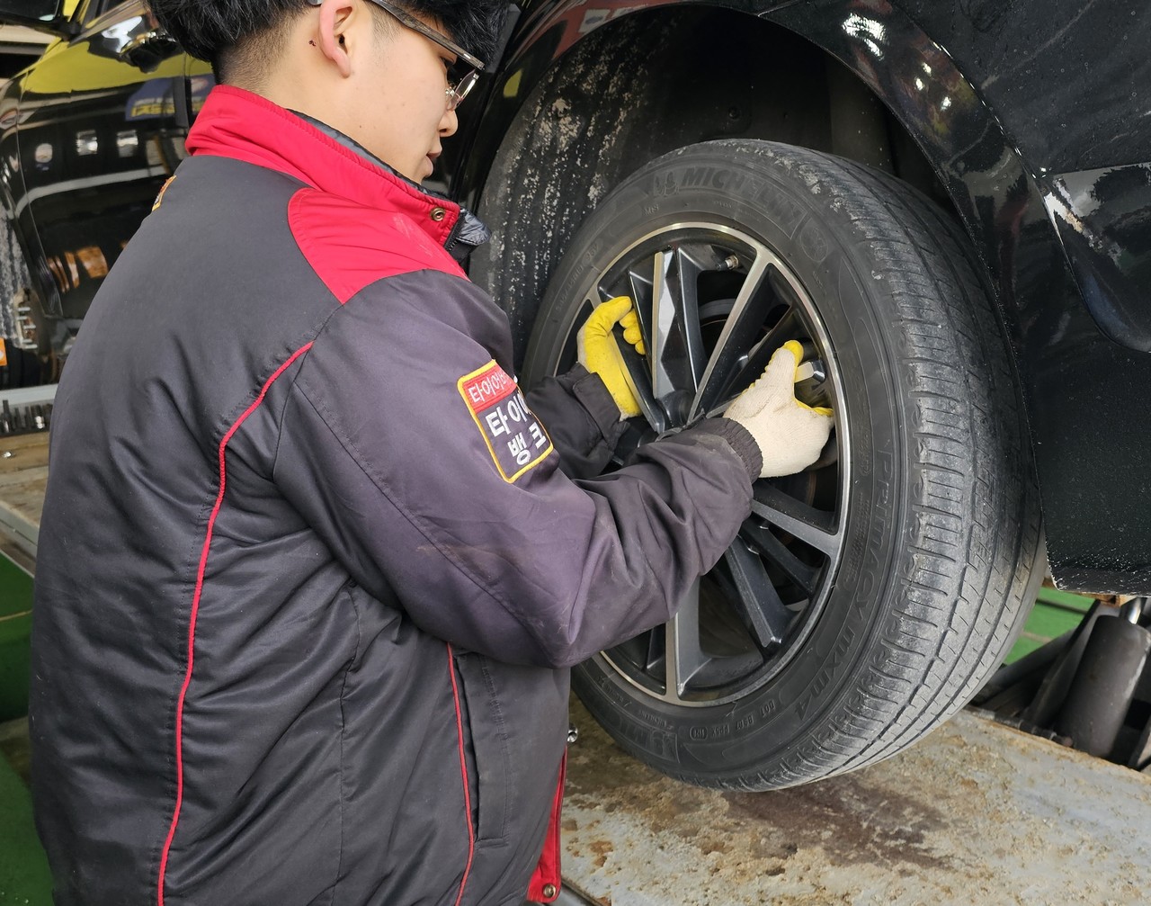 타이어뱅크가 다가오는 겨울철을 대비해 윈터타이어 서비스를 본격 가동한다.(사진제공=타이어뱅크)