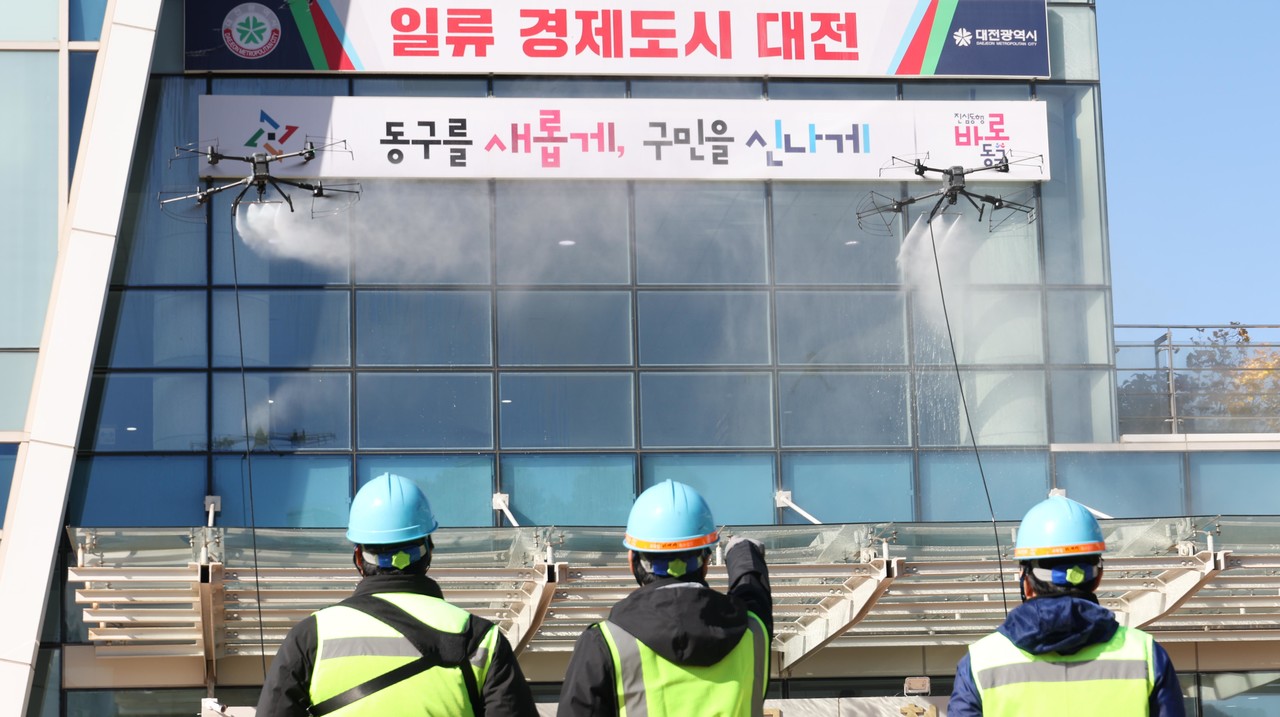 드론을 활용해 강력한 수압으로 동구청사 외벽을 청소하고 있다. (사진제공=대전 동구)