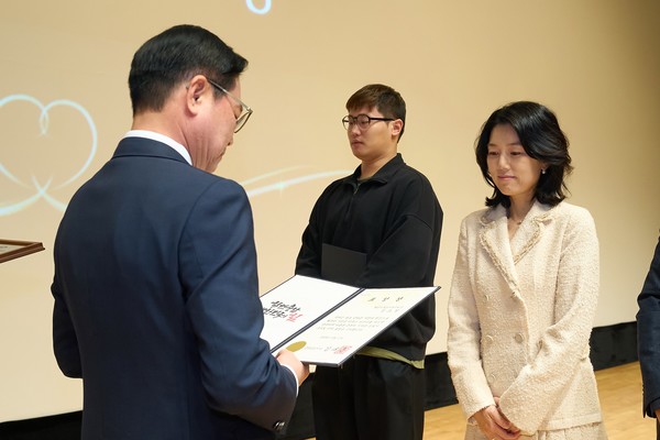 김석필 천안시장 권한대행 부시장이 10일 김소정 씨에게 다자녀 모범가정 충청남도지사 표창을 전달하고 있다.(사진제공-천안시)