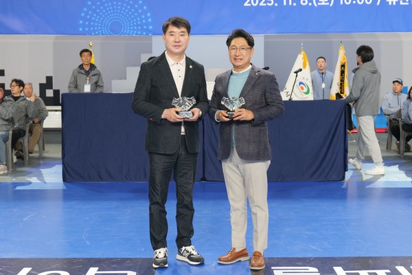 지난 8일 천안유관순체육관에서 열린 천안·아산 생활체육 교류전에 참가한 관계자들이 기념사진을 촬영하고 있다.(사진제공=천안시)