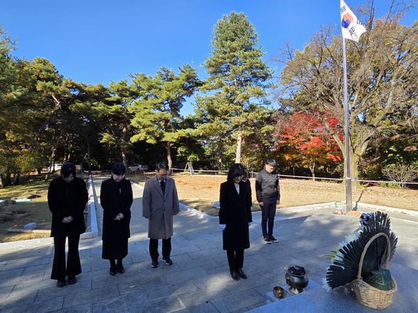 손애진 충북북부보훈지청장이 10일 충주시 칠금동 탄금대 충혼탑을 찾아 참배를 했다. (사진제공=충북북부보훈지청)