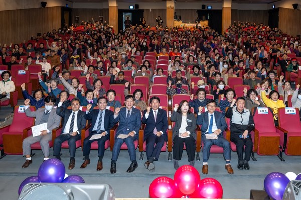 2025년 노인일자리 및 사회활동지원사업 평가회 기념촬영 (사진제공=제천시)