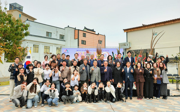 지난 8일 그린문화마당에서 열린 2025 도시재생 축제 ‘나와유’ 종료 기념촬영 모습(사진제공=서산시)