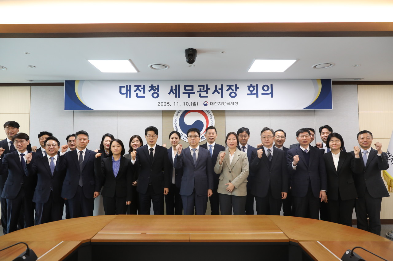 10일 세무관서장 회의에 참석한 대전지방국세청 국장, 과장 등 지방청 관리자와 관내 세무서장 등 관계자들이 기념사진을 촬영하고 있다. (사진제공=대전국세청)