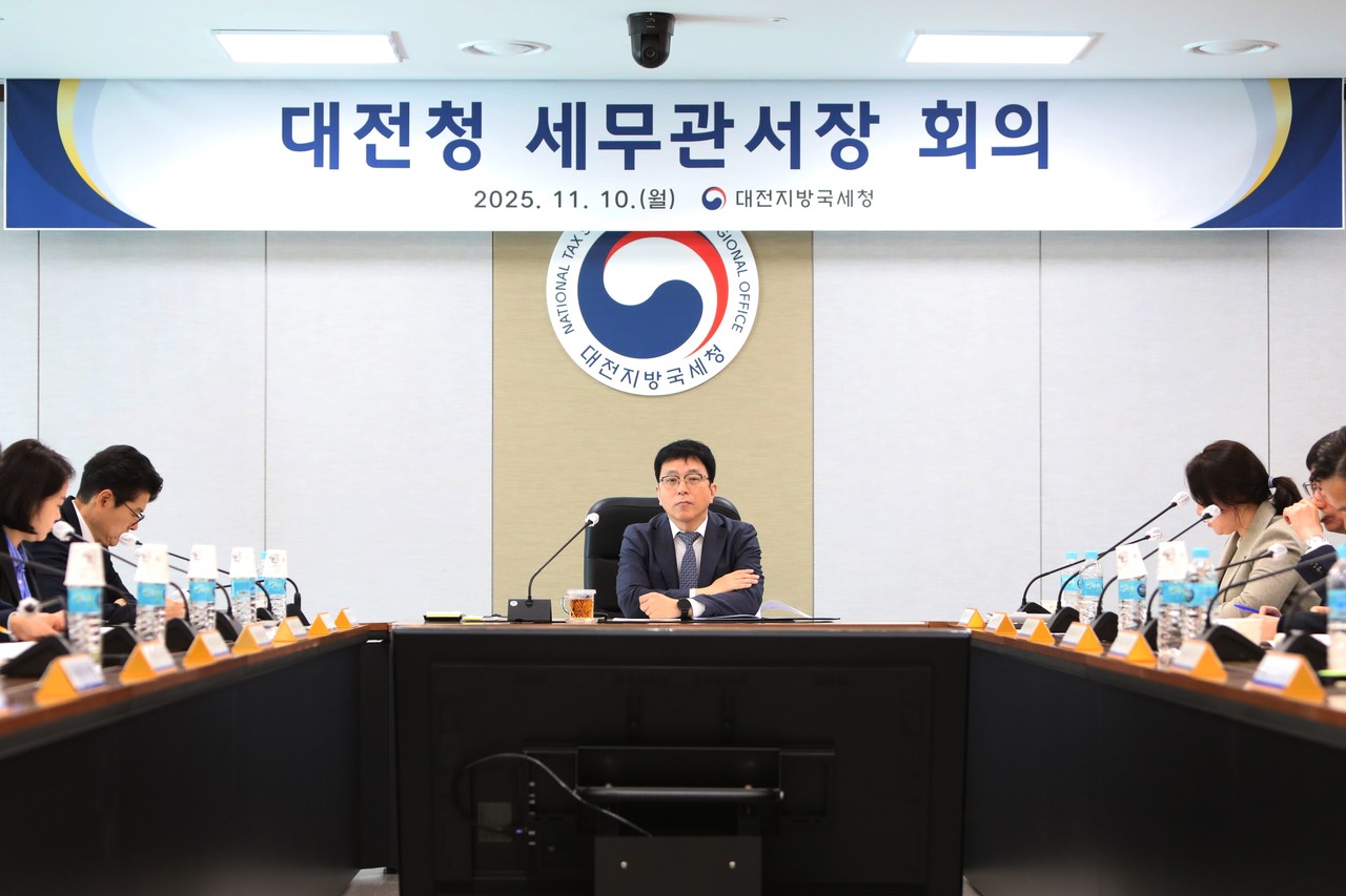 10일 정용대 대전국세청장(가운데)이 세무관서장 회의를 주재하고 있다. (사진제공=대전국세청)