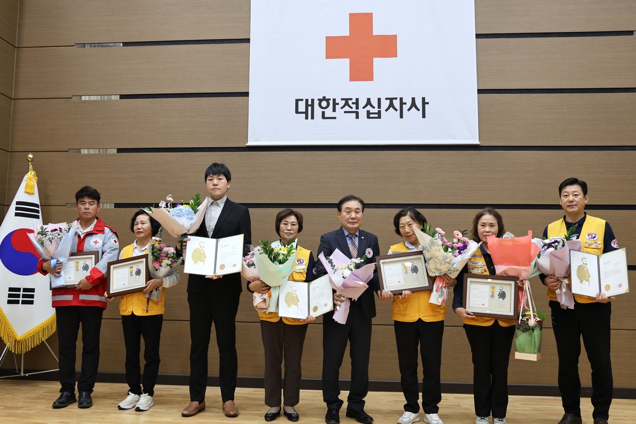 10일 대한적십자사 창립 120주년 연차대회에서 충남일보 이승우 기자(왼쪽 3번째)를 비롯한 수상자들이 기념사진을 촬영하고 있다. (사진제공=대한적십자사 대전세종지사)