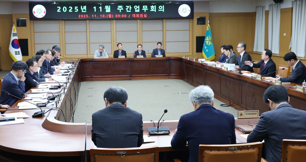 이장우 대전시장이 10일 주간업무회의를 주재하고 있다.(사진제공=대전시)