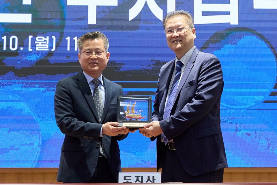  10일 김범수 아산시 부시장(왼쪽)이 투자협약 양해각서 체결 후 기념촬영을 하고 있다.(사진제공=아산시)