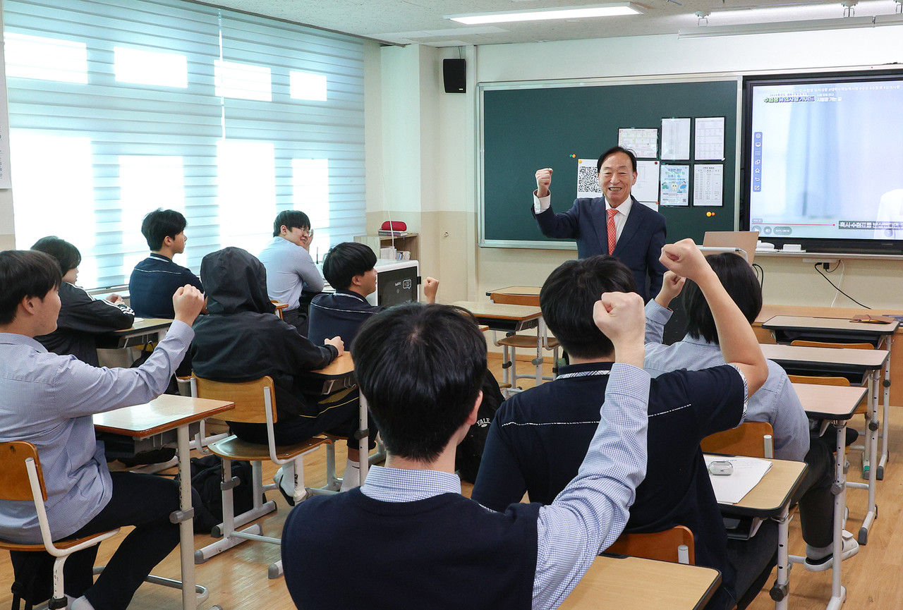 10일 설동호 대전교육감이 유성고를 찾아 고3 수험생들을 격려하고 있다. (사진제공=대전교육청)