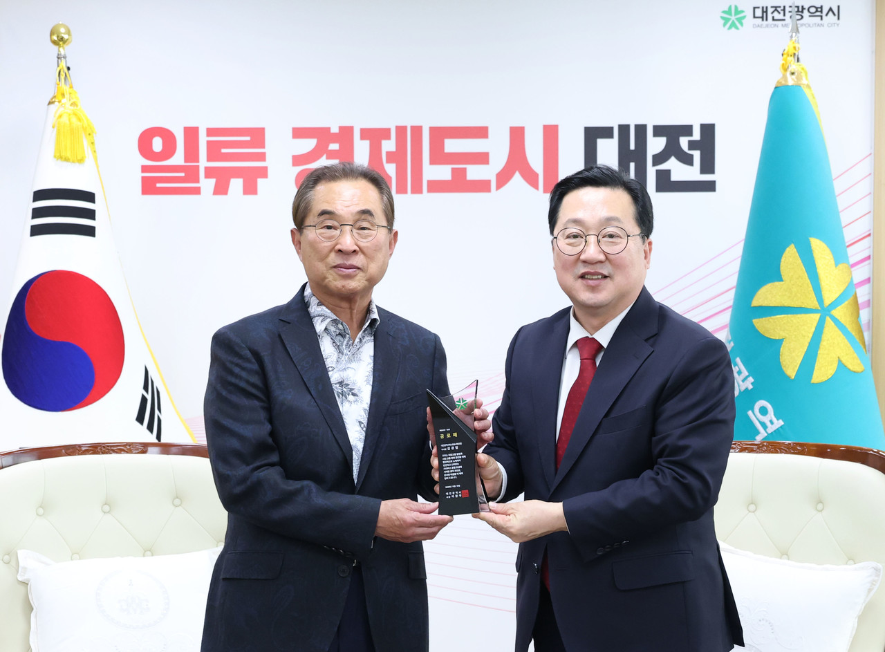 이장우 대전시장이 10일 김광철 대전광역시버스운송사업조합 이사장에게 공로패를 수여했다.(사진제공=대전시)