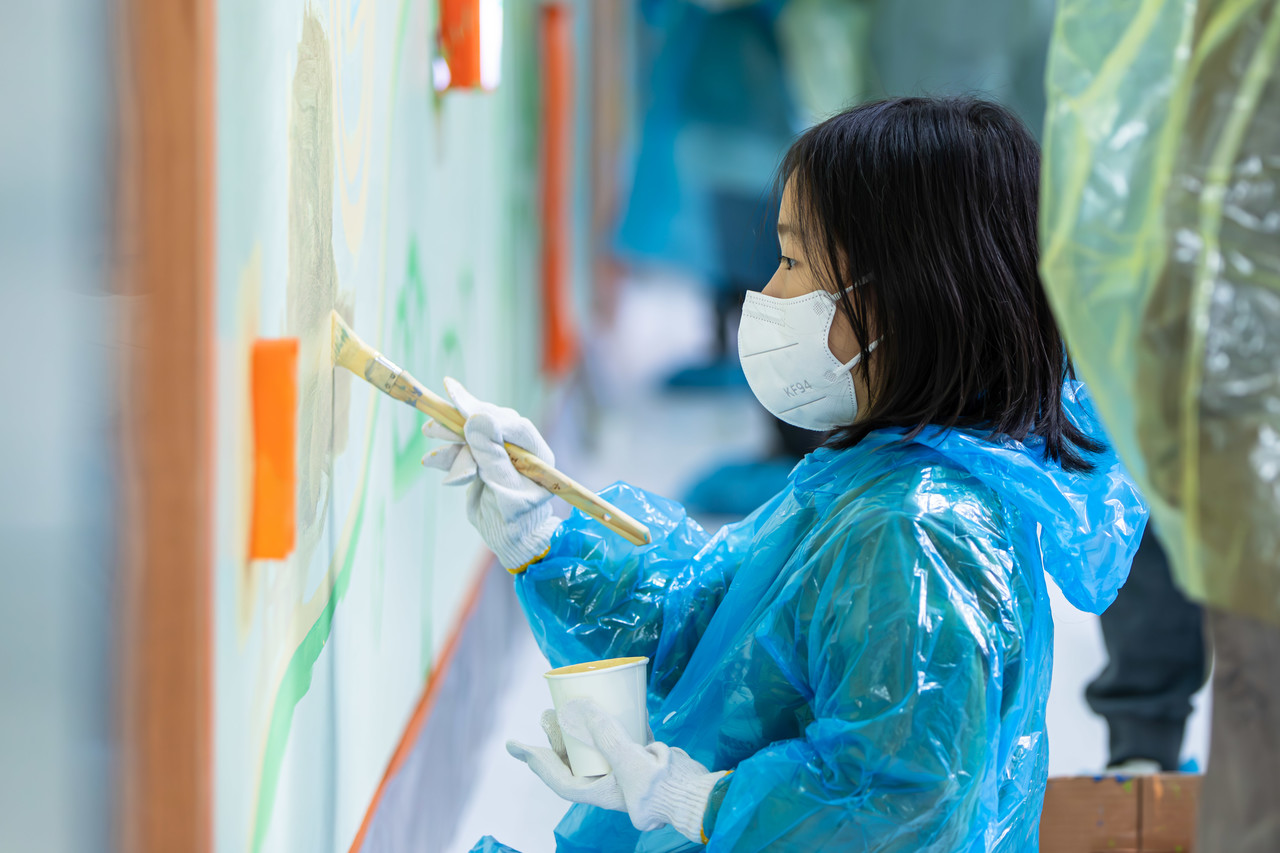 한국타이어가 지난 8일 대전 대덕구 새여울초등학교에서 ‘가족과 함께하는 벽화 그리기’ 봉사활동를 펼쳤다.(사진제공=한국타이어)