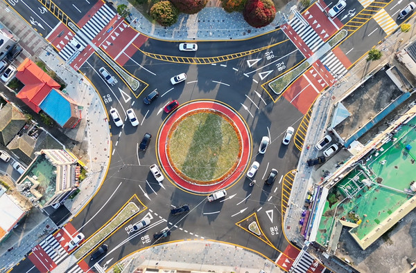 회전교차로로 조성된 중앙호수공원 사거리 모습(사진제공= 서산시)