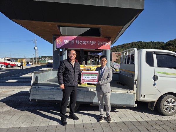 문한석 정미면이장단협의회장 쌀(10kg 30포대) 전달식 (사진제공=당진시)
