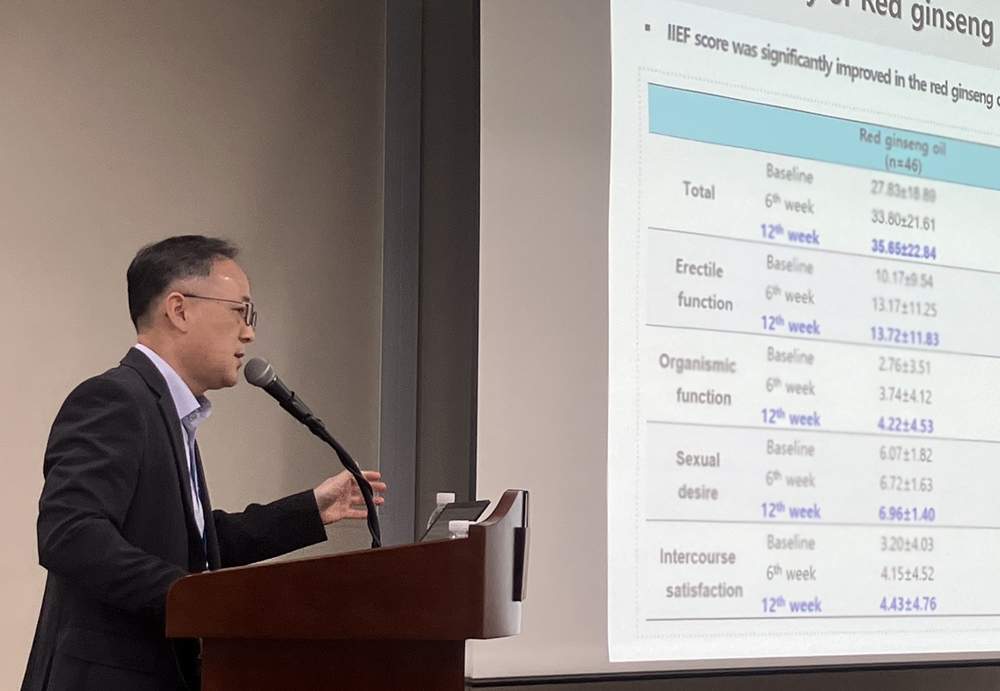김종한 KGC인삼공사 R&D본부 미래기술연구소 팀장이 연구결과를 발표하고 있다. (사진제공=KGC인삼공사)