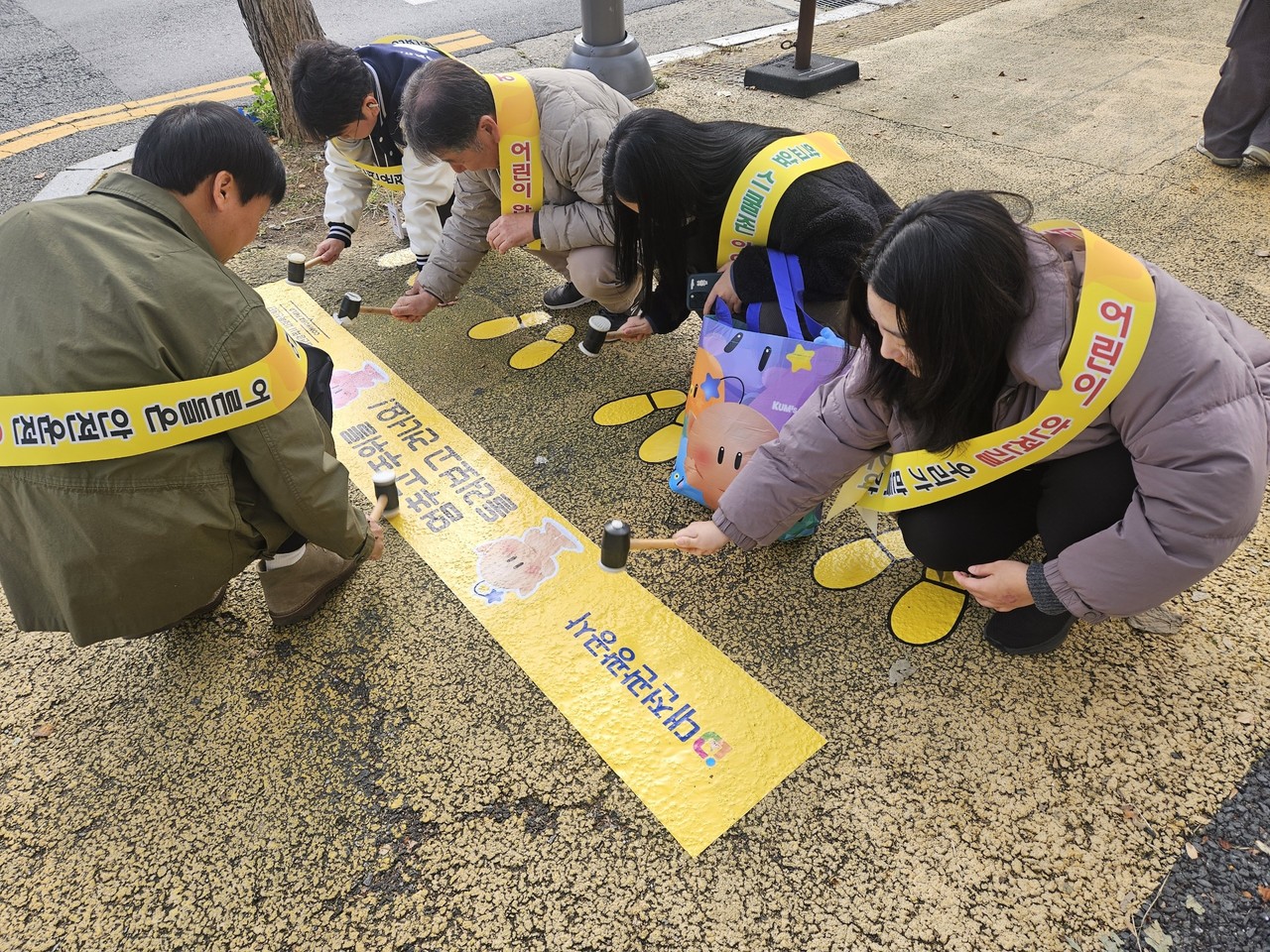 10일 대전관광공사가 동구 자양초등학교 앞에 ‘꿈돌이 노란발자국’ 설치하고 있다. (사진제공=대전관광공사)