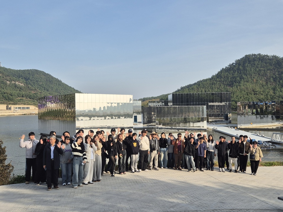 신안군 플로팅뮤지엄 건축현장 앞 단체사진(사진제공=선문대)