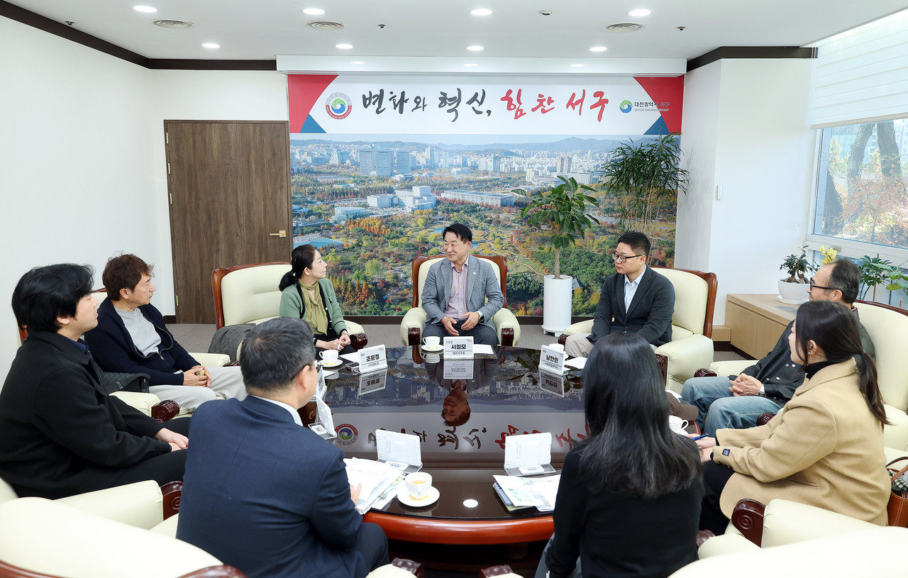 서철모 서구청장(가운데)이 중국 무역사절단에 참여한 기업 대표 및 KOTRA 실무자와 사후 간담회를 갖고 의견을 나누고 있다. (사진제공=대전 서구)