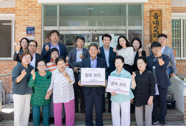 지난 6월, 경로당 무상급식 시범사업 대상인 읍내2리 경로당에서 기념 촬영 모습. (사진제공=청양군)