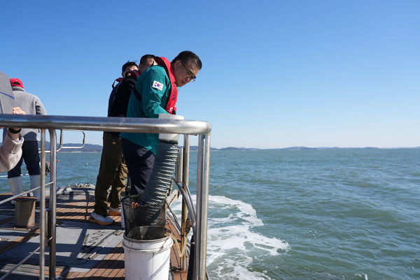충남 서천군의 주 소득원인 물김 양식장에서 이례적으로 빠른 ‘황백화 현상’이 확인되며 어민들의 우려가 커지고 있다.(사진제공=서천군)