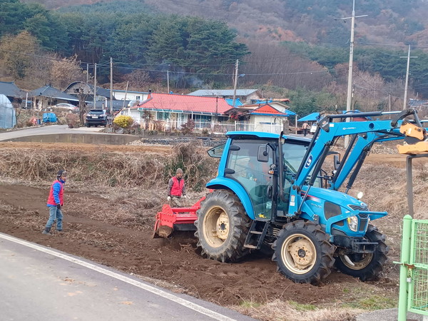 충남 서천군농업기술센터가 영농부산물의 안전한 처리와 자원순환을 위해 ‘찾아가는 파쇄 지원단’을 무료로 운영한다.(사진제공=서천군)
