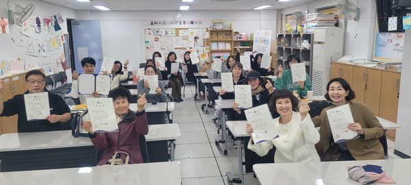 충남 서천군은 지난 10일 서천종합교육센터에서 수어통역활동가 양성과정 수료식을 가졌다.(사진제공=서천군)