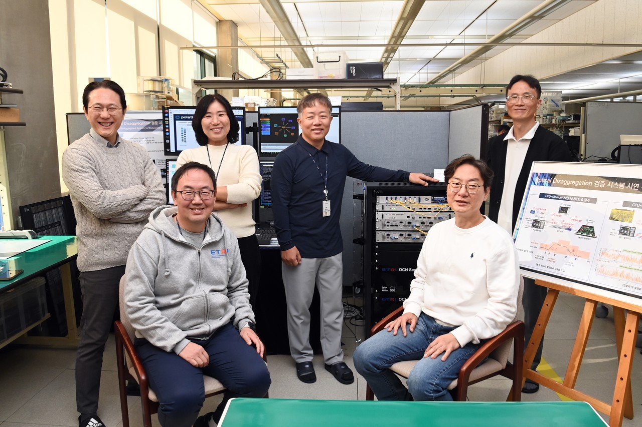 광스위치 기반 데이터센터 자원연결 기술을 개발한 ETRI 연구진. (사진제공=ETRI)