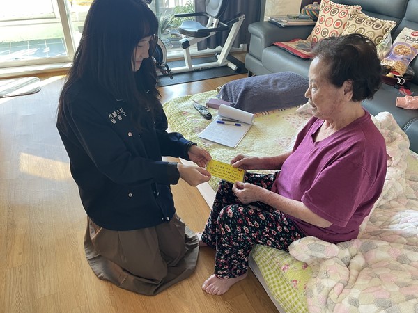 영동군 황간면 지역사회보장협의체는 겨울철 한파에 대비해 관내 취약계층에 난방유 쿠폰을 전달했다. (사진제공=영동군)