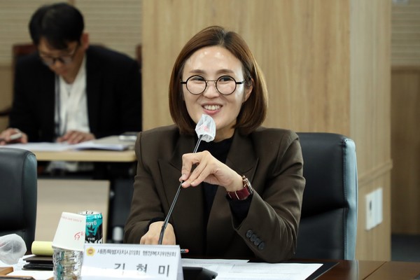 10일 열린 세종시장애인직업재활시설협회와의 간담회에서 김현미 행정복지위원장이 인사말을 하고 있다.(사진제공=세종시의회)