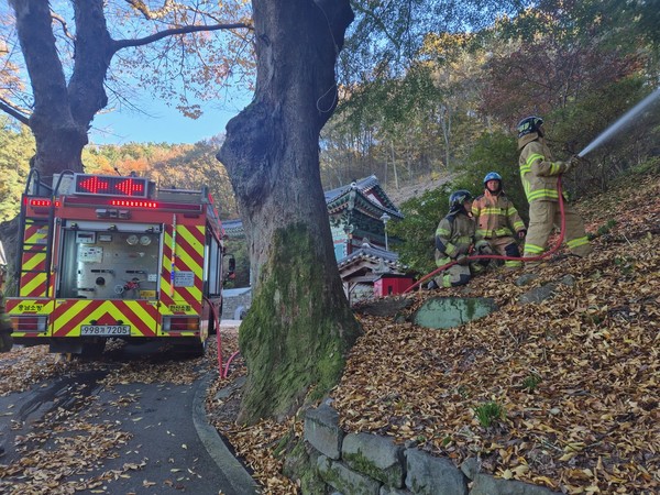 충남 서천소방서는 지난 10일 서천군 한산면 건지산 봉서사 일원에서 산림 내 문화재 보호를 위한 산불대응 유관기관 합동훈련을 실시했다고 11일 밝혔다.(사진제공=서천군)