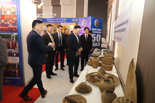 전시회 관람 모습