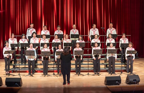 충남도립대학교 평생교육원은 오는 17일 충남도 문예회관에서 지역민과 학습자가 함께하는 ‘제12회 내포 평생학습 콘서트’를 개최한다고 밝혔다. ‘배움과 나눔으로 행복한 평생학습’을 주제로 열리는 이번 콘서트는 한 해 동안의 평생학습 성과를 나누고 학습자들의 열정과 성취를 무대 위에서 선보이는 자리다. 무대에는 합창, 시낭송, 판소리, 라인댄스, 줌바, 힐링댄스스포츠 등 다채로운 공연이 마련된다.