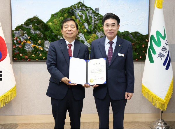 계룡시 국제교류 정책특보 보좌관에 안재철 월드피스 프리덤 유나이티드 대표가 위촉됐다(사진제공=계룡시)