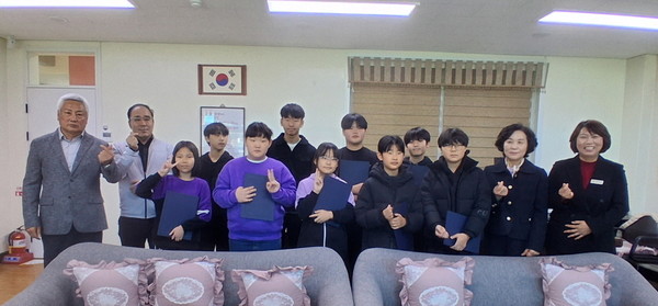 공주시 탄천면 기업인협의회(회장 조회영)는 지난 10일 관내 취약계층 가정에 ‘사랑의 장학금’을 전달했다.(사진제공=공주시)