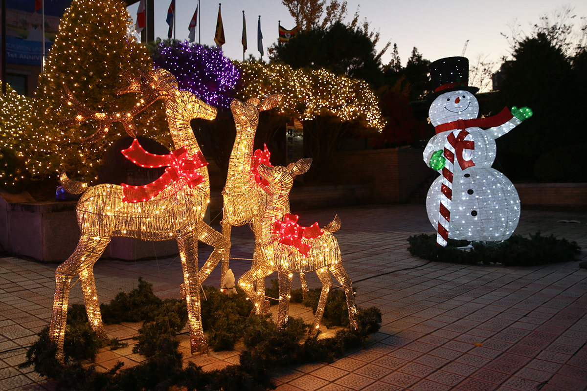 목원대 대학본부 앞 진리의 광장에 설치된 성탄목 및 LED 조형물 모습. (사진제공=목원대학교)