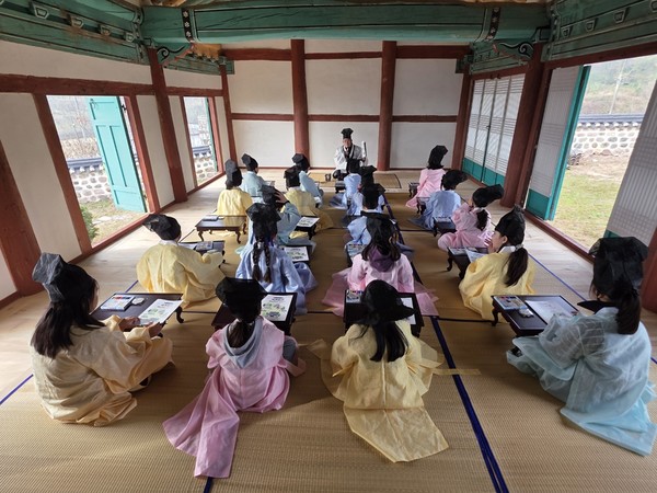 ‘향교 체험활동’통해 전통문화의 가치 배운다(사진 제공=부여교육청)