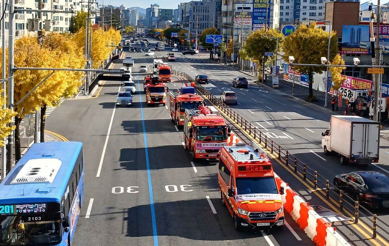 대전서부소방서가 11일 제78회 불조심 강조의 달을 맞아 소방차 퍼레이드를 진행했다.(사진제공=대전서부소방서)