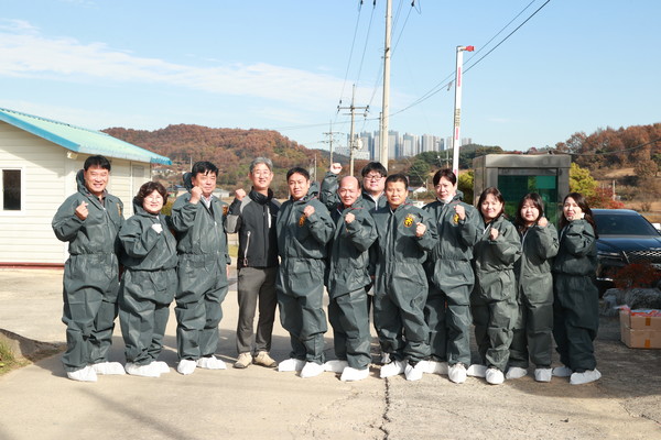 충주시의회 산업건설위원회가 11일 현대화 축산농가에 방문해 미래 경쟁력을 점검했다. (사진제공=충주시의회)