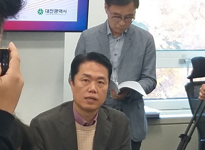 한치흠 대전시 기획조정실장이 11일 시청 기자실에서 내년도 예산안 편성과 관련해 간담회를 하고 있다.(사진=심영운 기자)