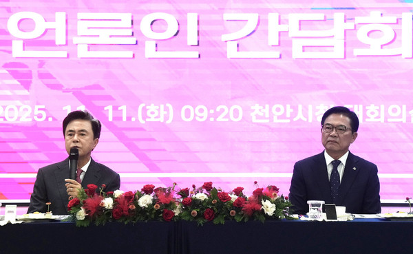 김태흠 충남도지사는 11일 민선 8기 4년차 시군 방문 마지막 일정으로 천안시를 찾아 언론인들과 가진 간담회를 가졌다. (사진제공=천안시)