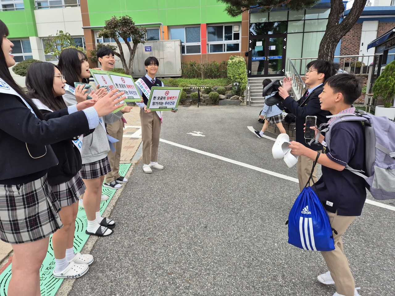 신탄진중 정문에서 진행된 흡연예방 캠페인 현장. (사진제공=대전교육청)