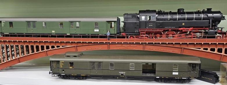 코레일유통이 14일 서울역에 전시할 예정인 독일 BR65 증기기관차와 독일연방철도의 구형 수하물차 미니어처 모습. (사진제공=코레일유통)