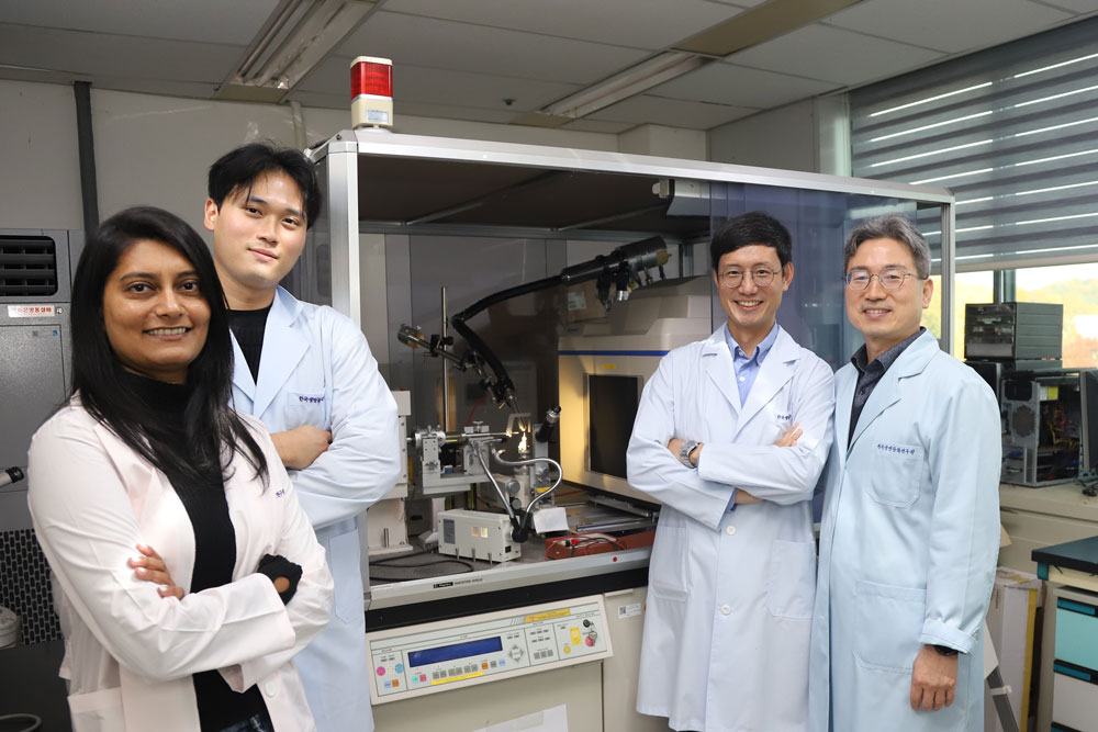 연구책임자 우의전 박사(오른쪽)를 비롯한 연구진들이 기념사진을 촬영하고 있다. (사진제공=생명연)