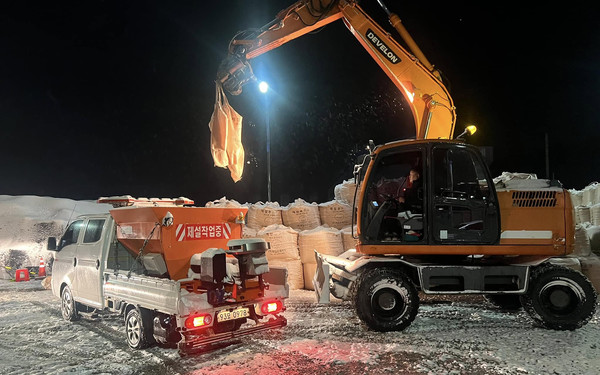 서산시가 겨울철 도로 제설을 추진하는 모습(사진제공=서산시)