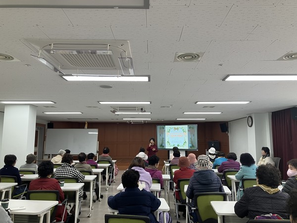 서부평생교육원,  학력인정 문해학습자 대상‘졸업생 진학 설명회’개최 모습(사진제공=서부)
