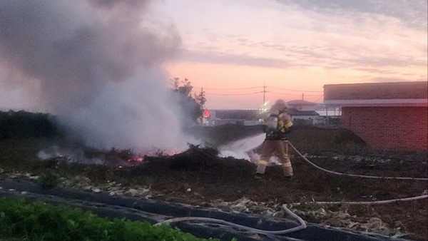 서천소방서 대원이 영농부산물 소각 화재를 진압하고 있다.(사진제공=서천소방서)