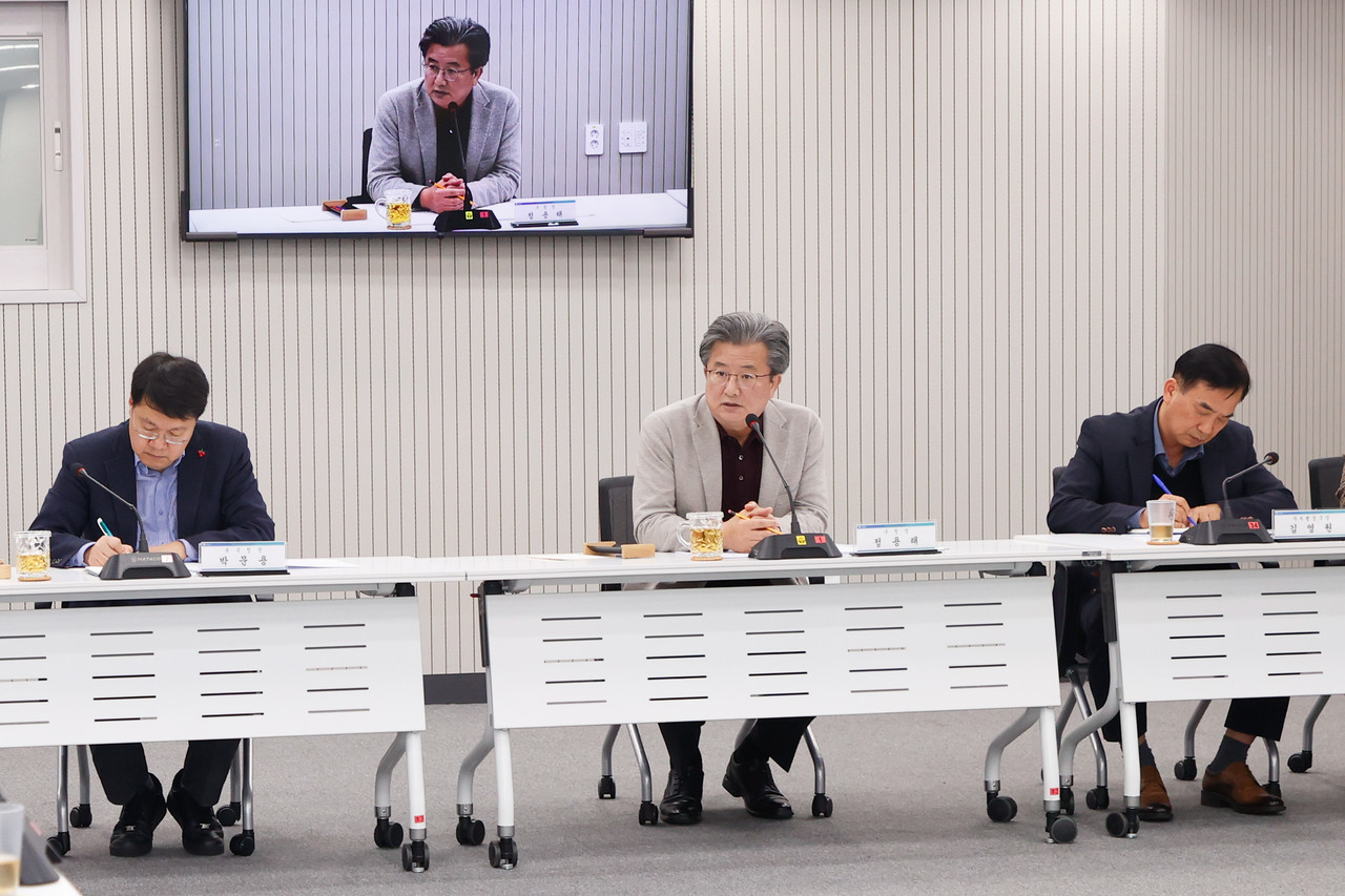 정용래 유성구청장이 11월 확대간부회의를 주재하며 간부 공무원들의 책임 의식을 강조하고 있다. (사진제공=대전 유성구)